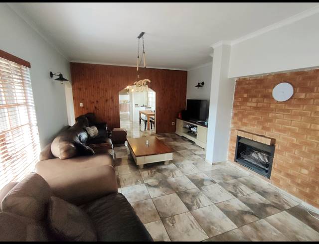4 BEDROOM FREEHOLD FOR SALE IN BRACKENHURST